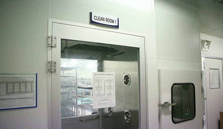 CLEAN ROOM & AIR SHOWER BOOTH Total 3 clean rooms (for high brightness & Resized LCD panel) Cleanness class 1,000 Clean room control : particle counter, Temp & Humid controller Complete ESD Protection : Conductive floor, Work bench Area 700㎡ | Oryza Frontier Corporation